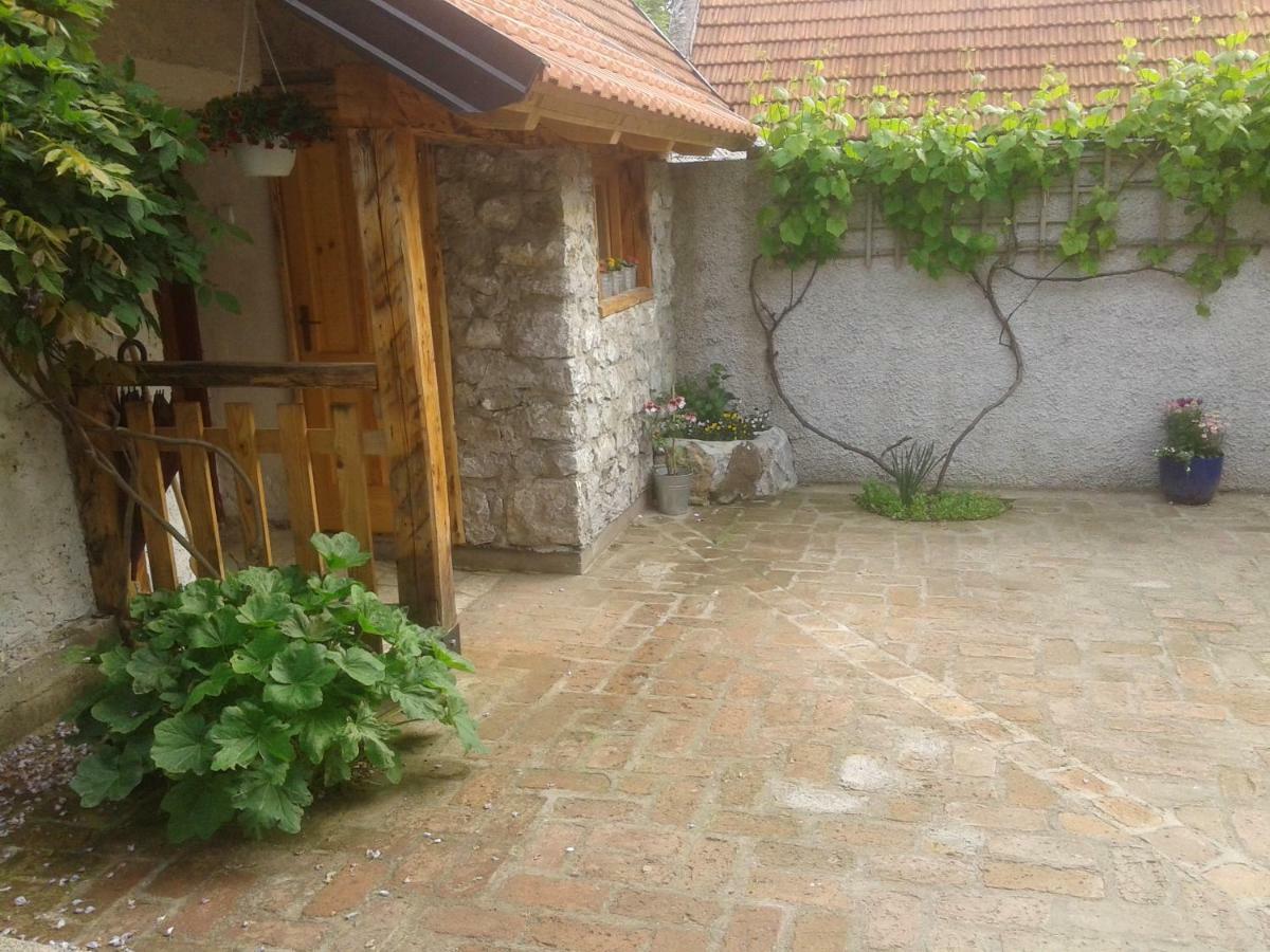 Latin Hotel Plaški Kültér fotó